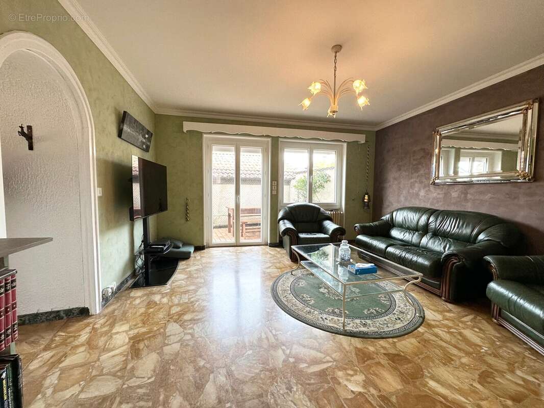 Salon de 19 m² - Maison à SAINT-ETIENNE-DU-BOIS