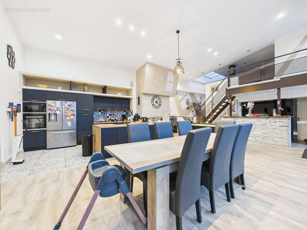 Maison à LE CHAMBON-FEUGEROLLES