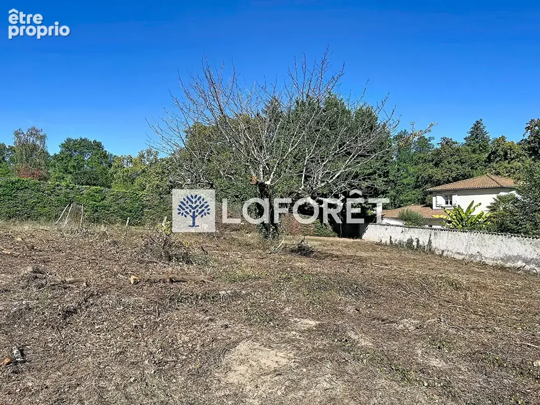 Terrain Montluel 672 m² - photo 1