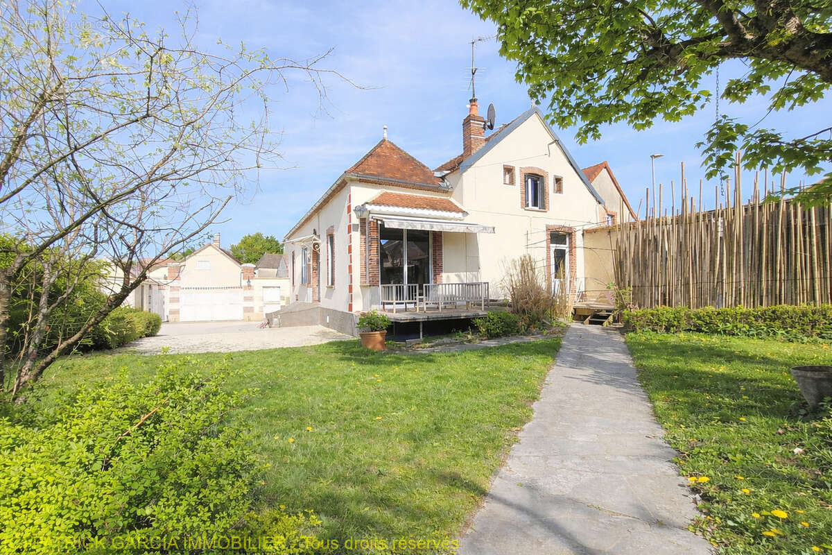 Maison à MONT-SAINT-SULPICE