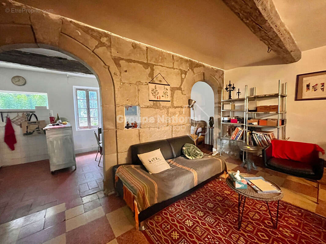 Quartier recherché, mas à rénover+ grange sur 1900 m² de terrain - photo 12