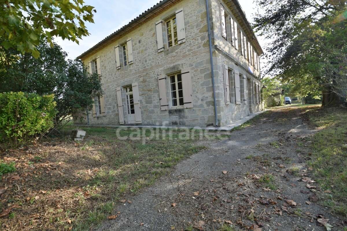 Corps de ferme surface habitable 300m2 - 6 chambres - dépendances - photo 10