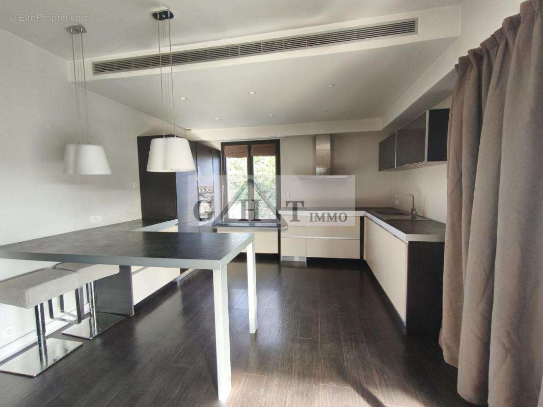 Commerce à TOURRETTES