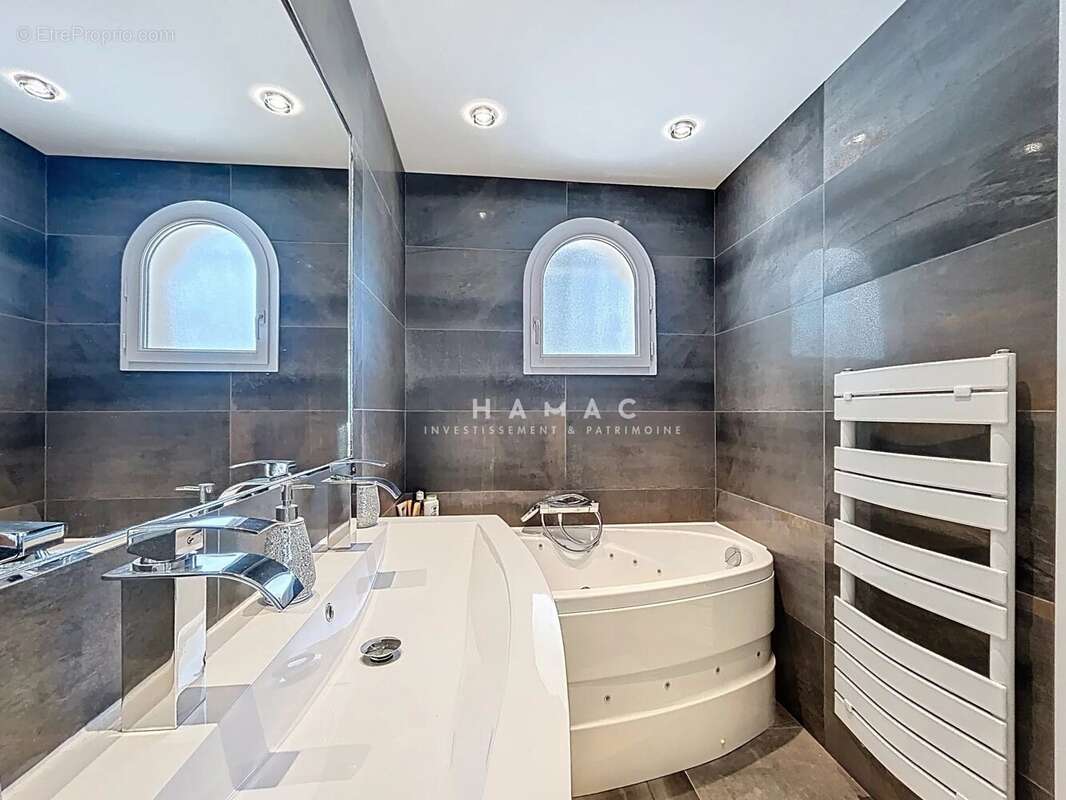 Maison à LA TOUR-DE-SALVAGNY