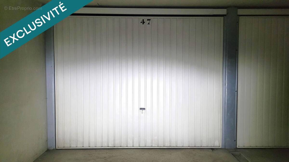 Photo 1 - Parking à VENISSIEUX