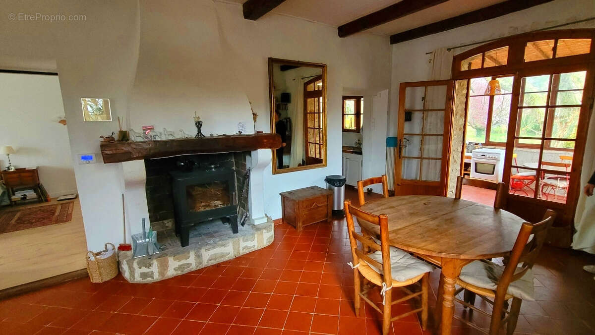 A VENDRE LURS Ancienne ferme en pierres de près de 200 m2  sur 1 ha 845 m2 - photo 9