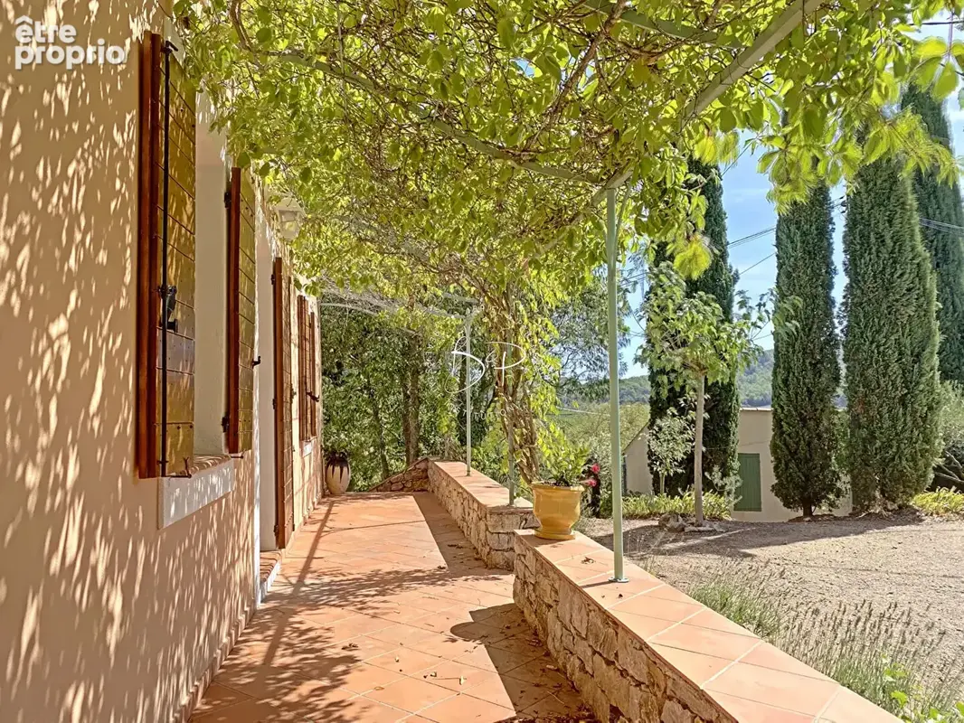 CARCES à VENDRE Bastide et bergerie en pierre au coeur d'un hameau provençal  4 chambres piscine garage sur  3300 m² de terrain  - photo 6