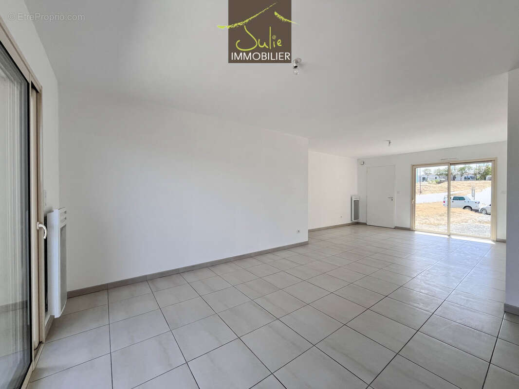 RARE - Plain-pied en centre ville de BRESSUIRE. 3 chambres. - photo 2