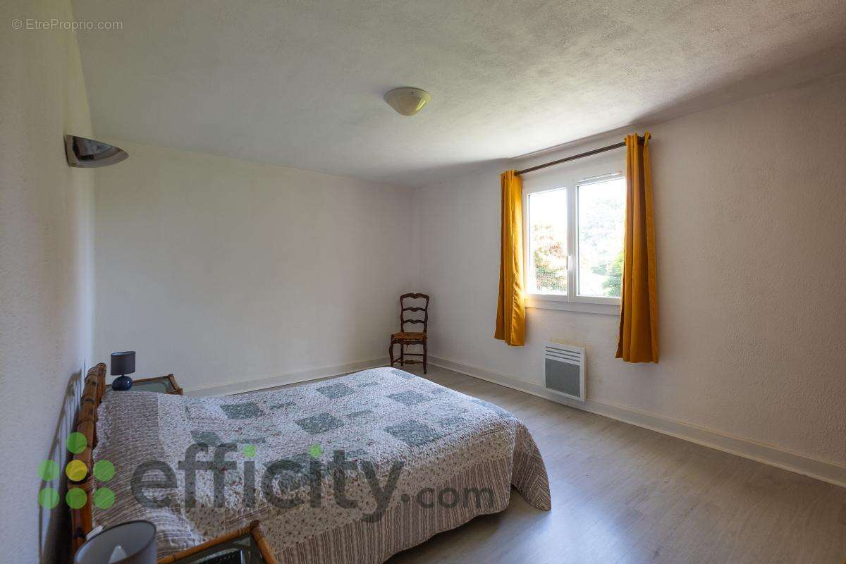 Maison à NOTRE-DAME-DE-SANILHAC