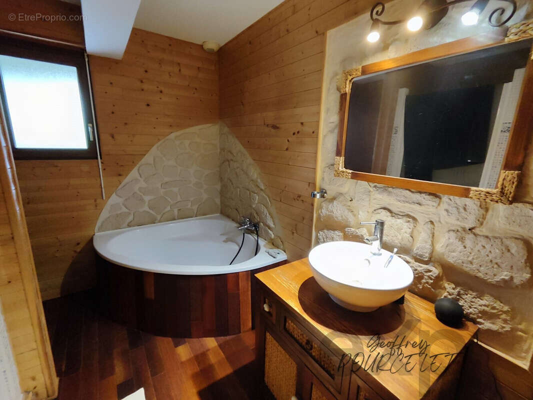 Salle de bains RDC (douche + baignoire) - Maison à VERTON