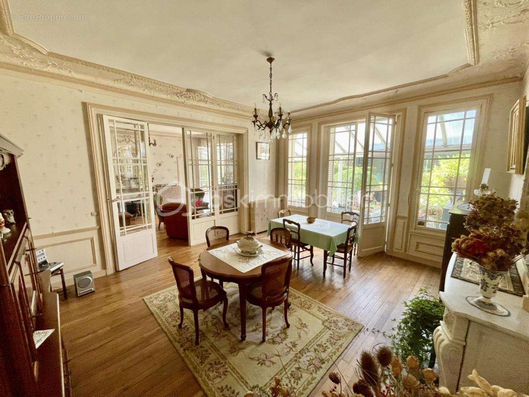 Maison bourgeoise de caractère – 426 m² – Parc arboré de 1 700 m² en bord de rivière – Centre-ville - photo 11