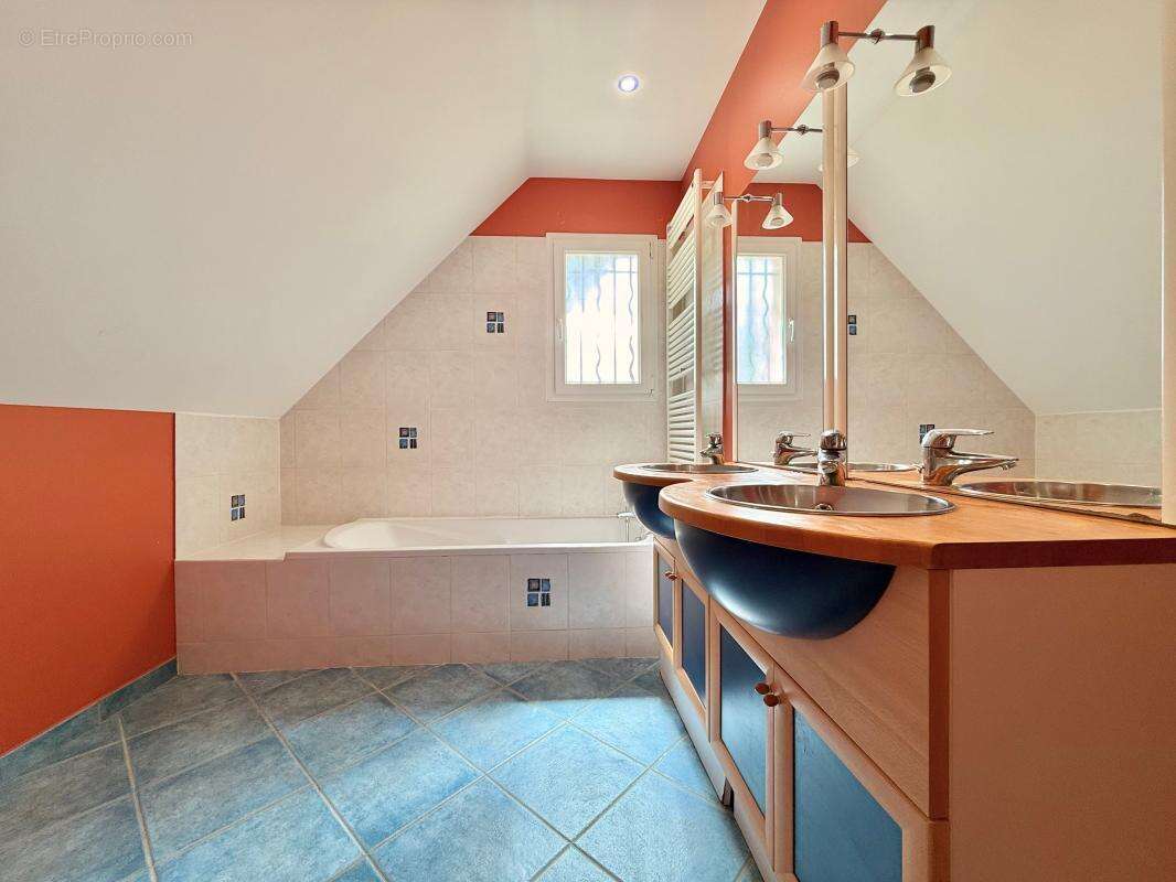 Maison familiale de 195 m² avec T2 indépendant – Calme et potentiel locatif - photo 19