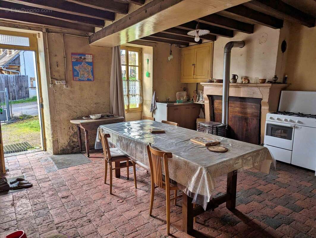 pièce à vivre avec tomette et cheminée - Maison à SEMENTRON