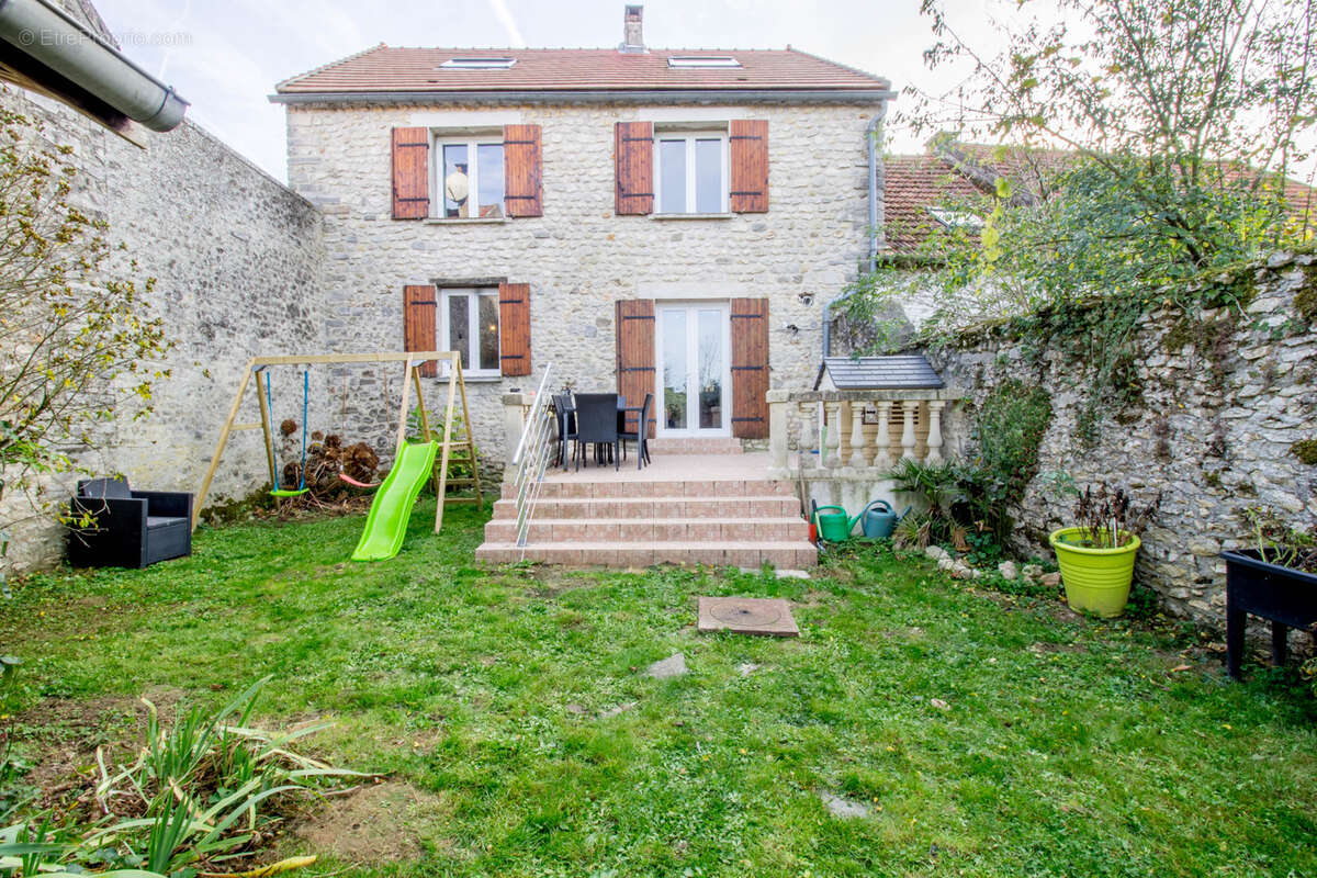 Maison à VILLENEUVE-SUR-AUVERS