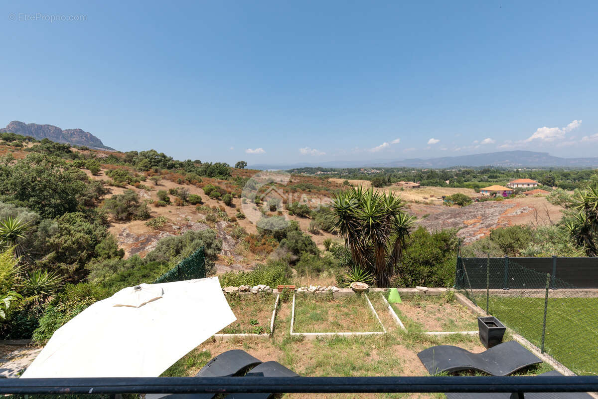Roquebrune sur Argens - Charmante masion jumelée d'un côté rénovée et avec vue pnaoramique sur Rocher de Roque - photo 17