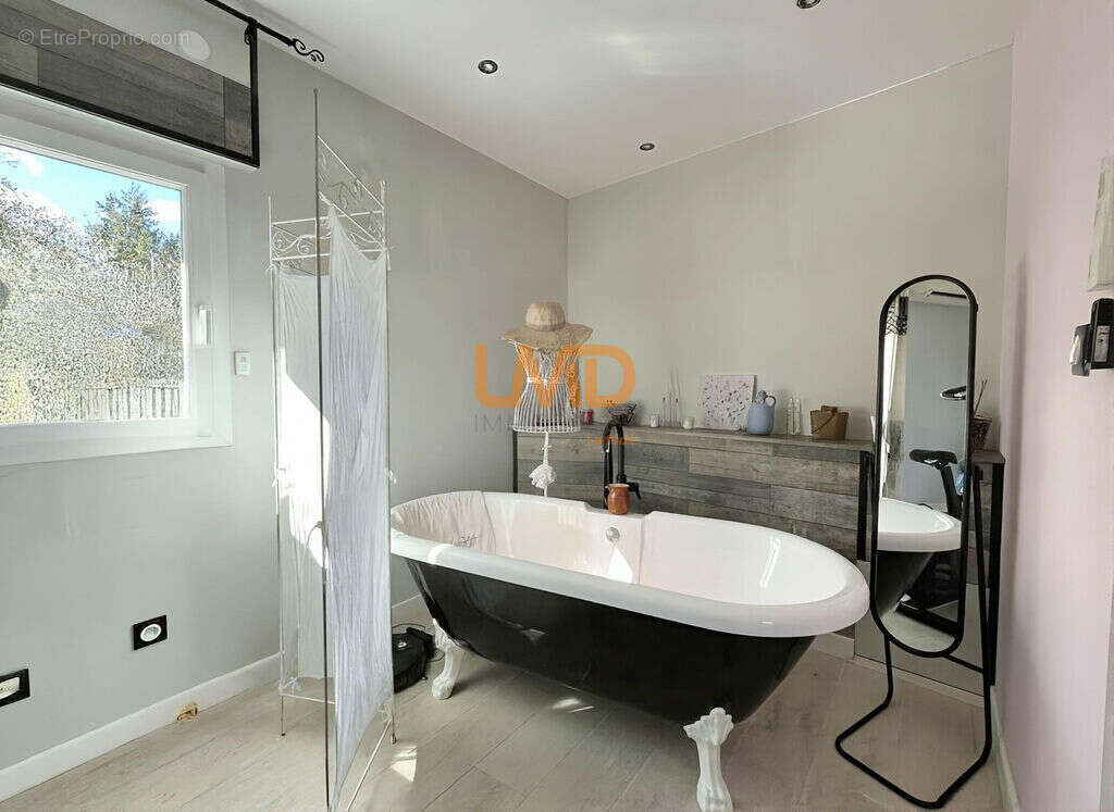 Figanières – Mas rénové 171 m², 3 suites, terrain piscinable - photo 14