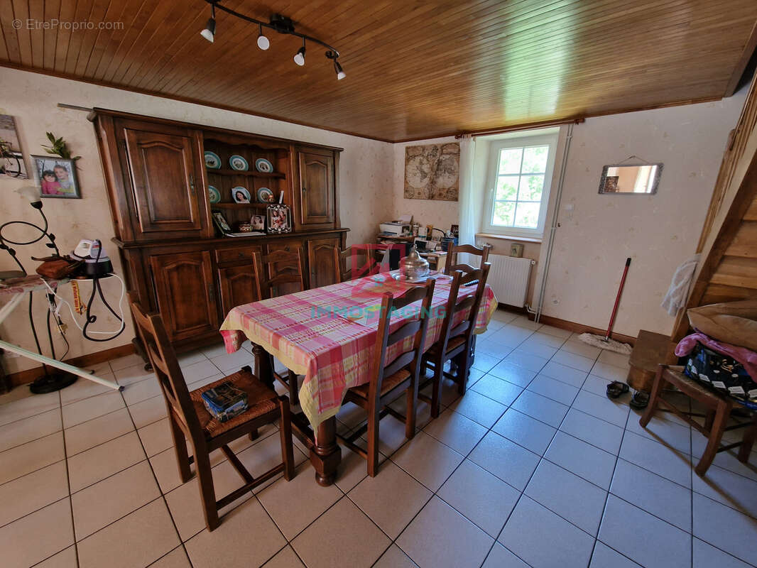Maison à LAVAL-ROQUECEZIERE