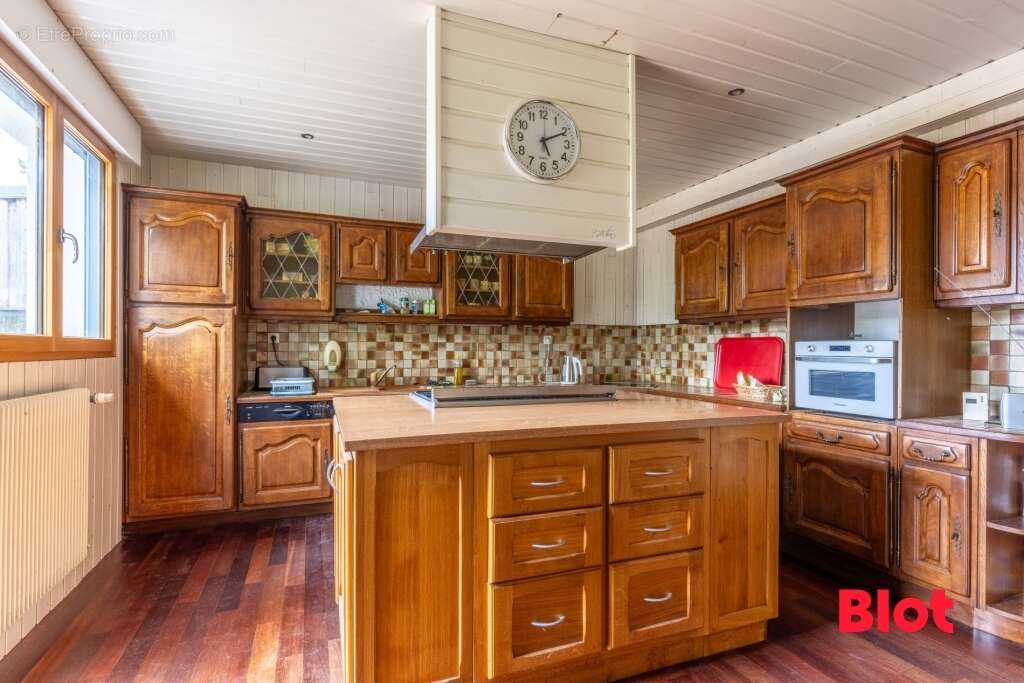 Maison 221 m² à Saint-Aubin-D'aubigne  - photo 6