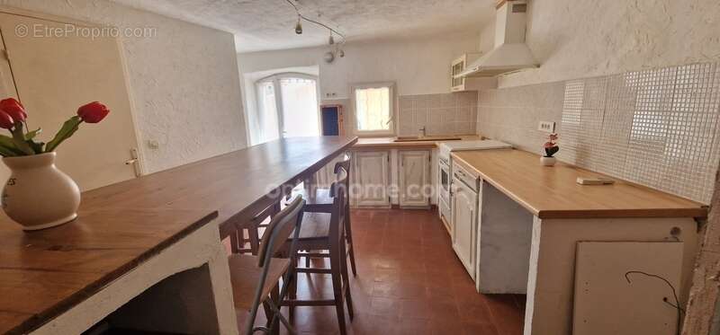 Maison à SAINT-MITRE-LES-REMPARTS