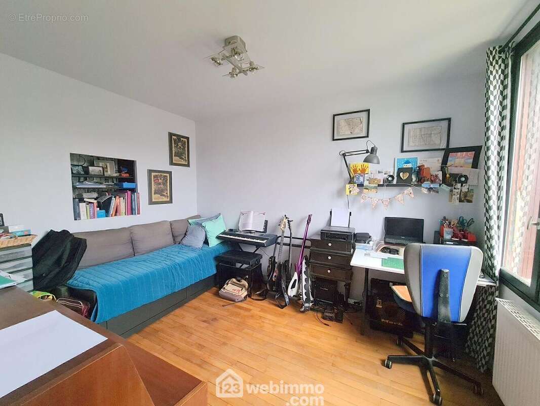 Au RDC, une chambre de 12 m² toute parquetée.