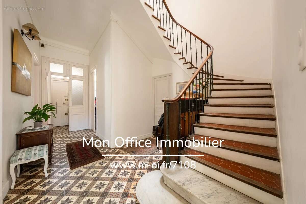 Référence : 7134-SKA - Maison 9 pièce(s) à Salon-de-Provence (13300) - photo 2