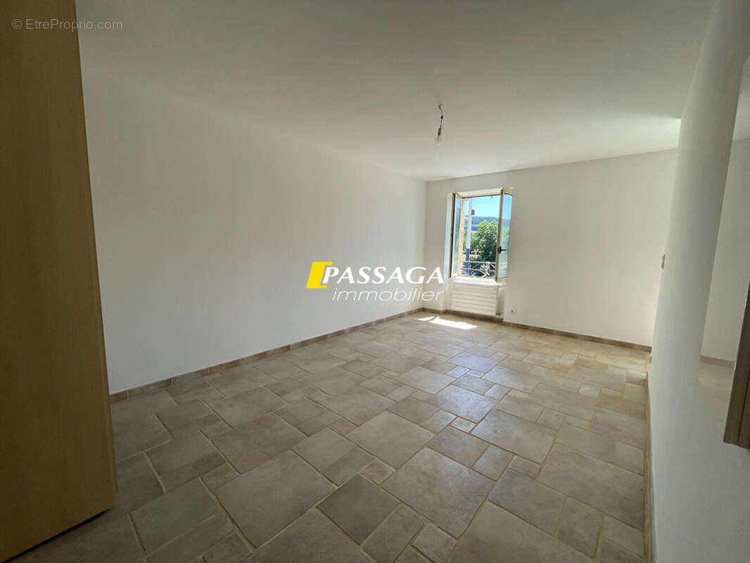 A VENDRE - Bel immeuble de rapport (4 appartements) avec terrain attenant - LAISSAC - photo 10
