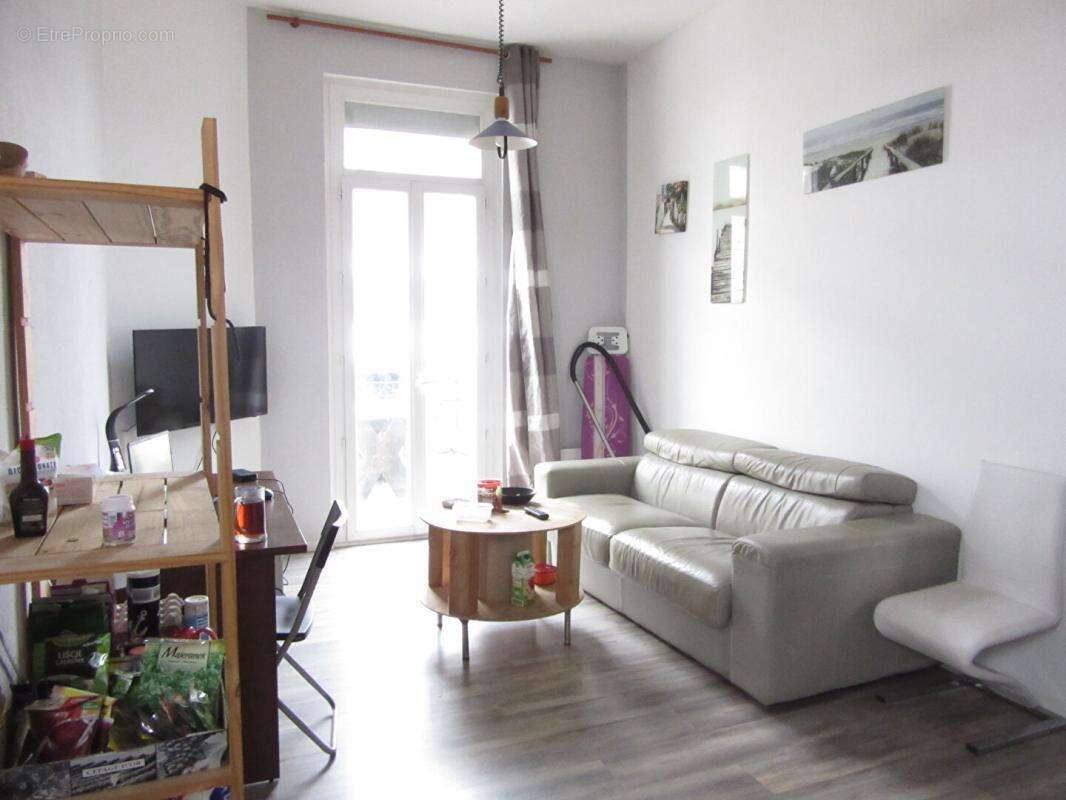 Immeuble  avec T3 terrasse, T2, local commercial, et deux garages dont 1 aménagé - photo 2