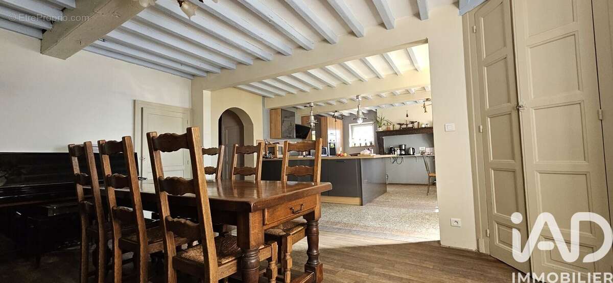 Maison 177 m² à Saint-Priest-Bramefant  - photo 6