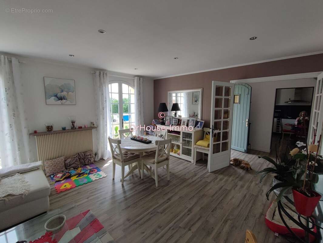 Maison à ROULLET-SAINT-ESTEPHE