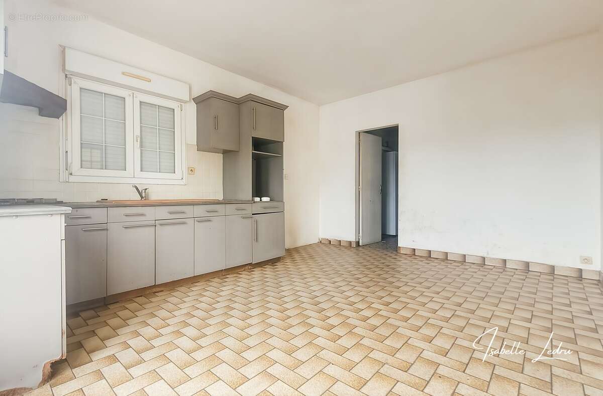 Maison à SAINT-JULIEN-DE-VOUVANTES