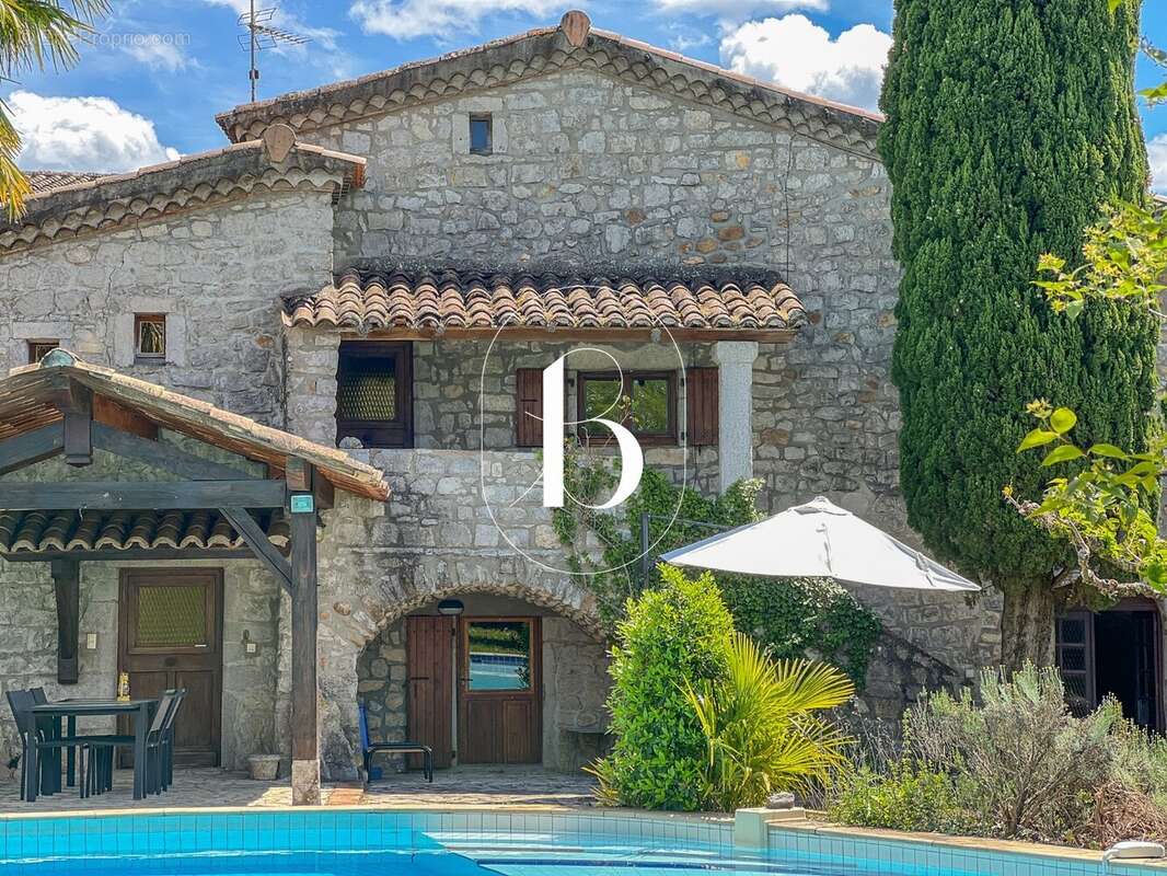 Maison 350 m² à Bessas  - photo 7