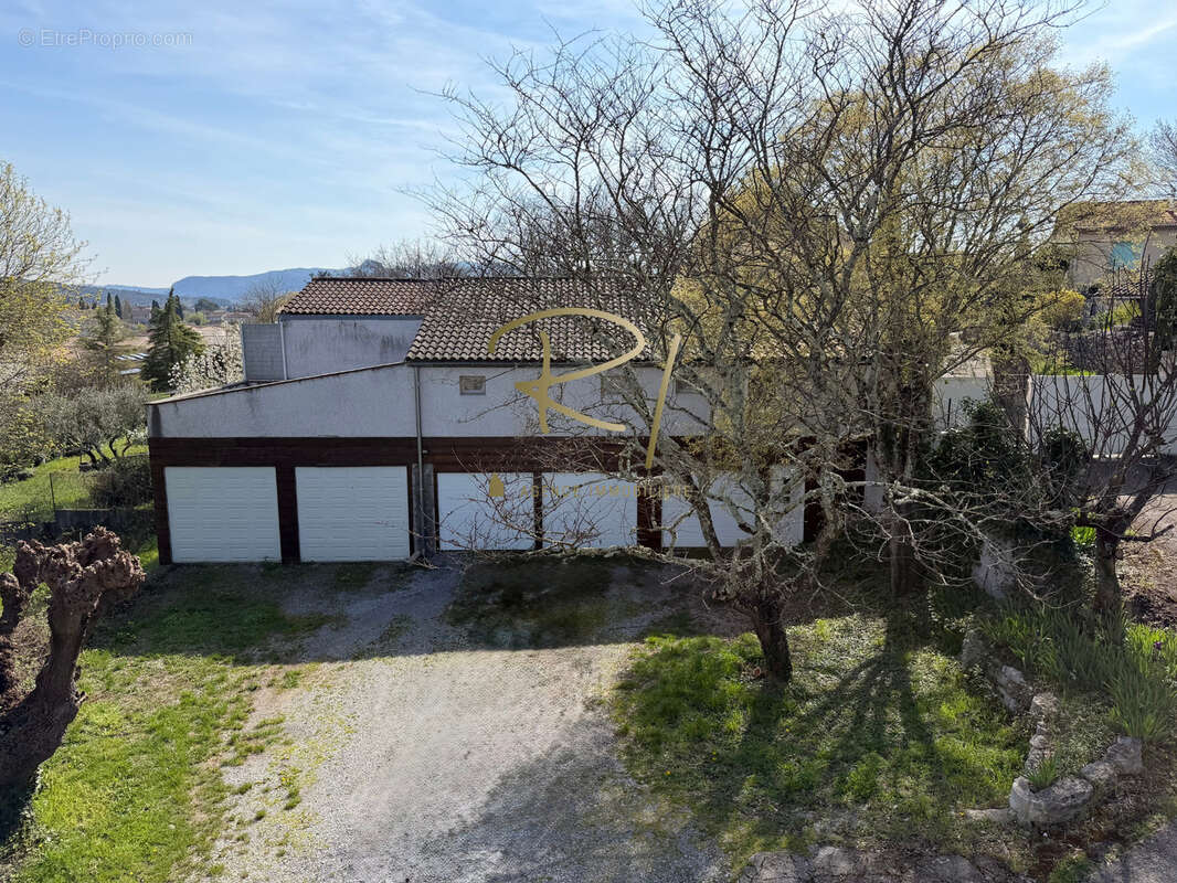 Maison de village en pierre avec 1 logement et 5 garages - Idéal investissement - photo 7