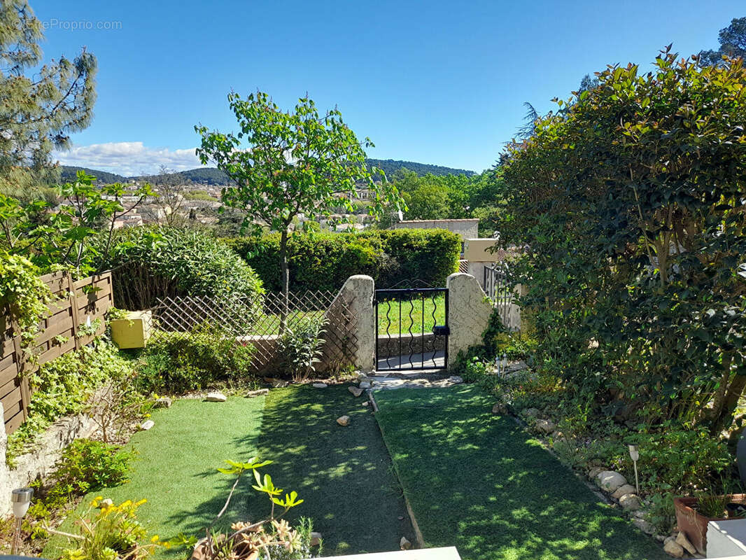 Lorgues, Au calme charmant studio avec jardinet , terrasse et vue dégagée. - photo 13
