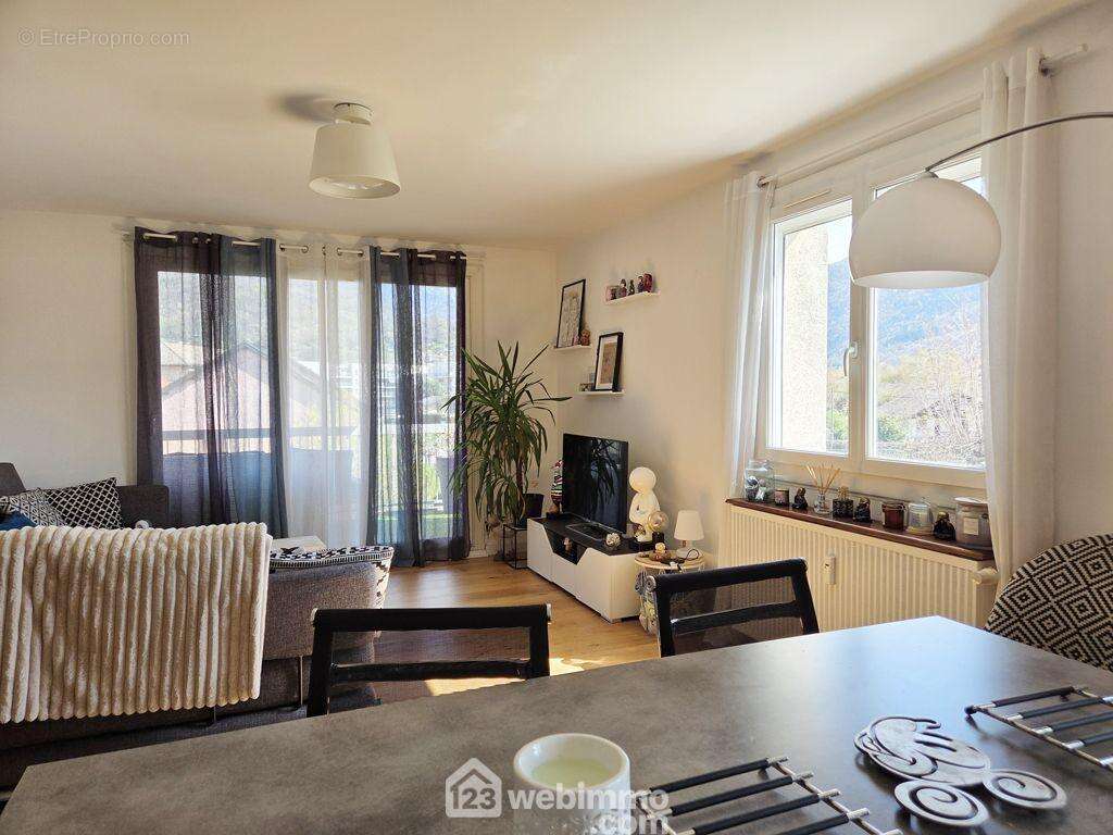 Appartement T4 de 89m² au 2ème étage d'une résidence sécurisée dans le quartier recherché de Saint-Sigismond à Albertville. - Appartement à ALBERTVILLE