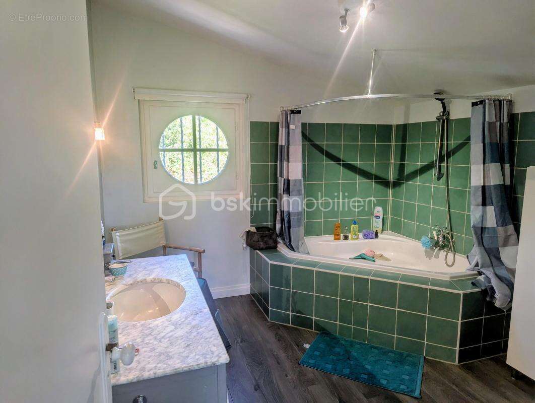 Maison à SAINT-MEDARD-DE-GUIZIERES