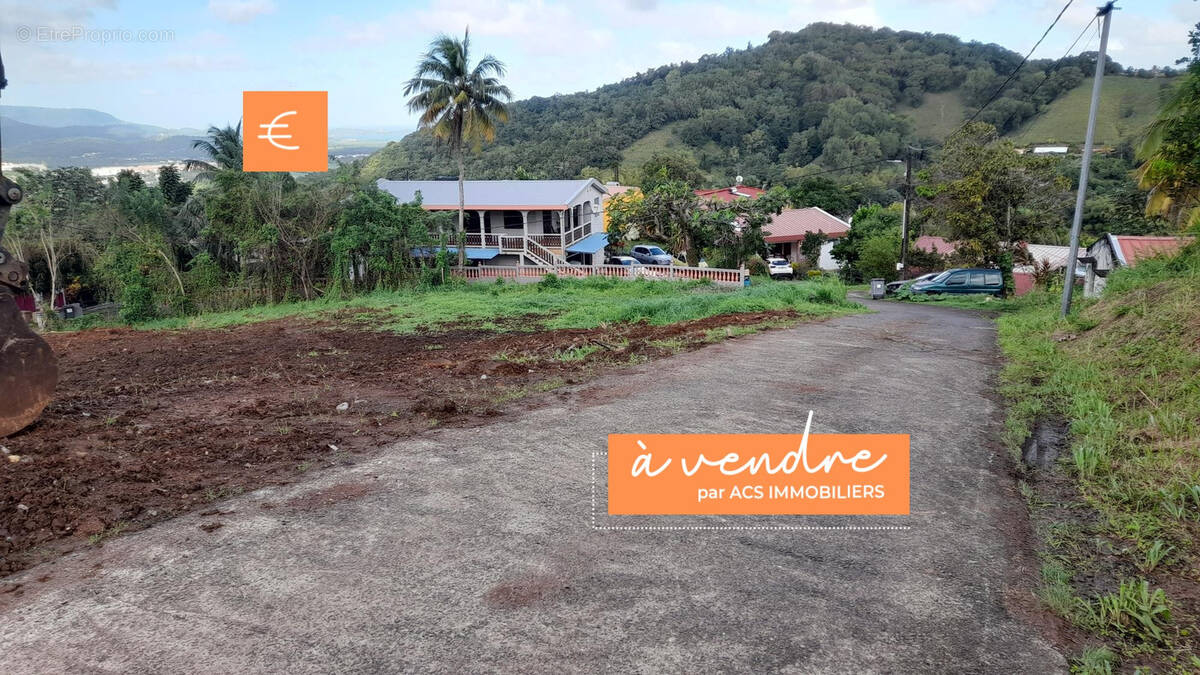 Terrain à RIVIERE-SALEE