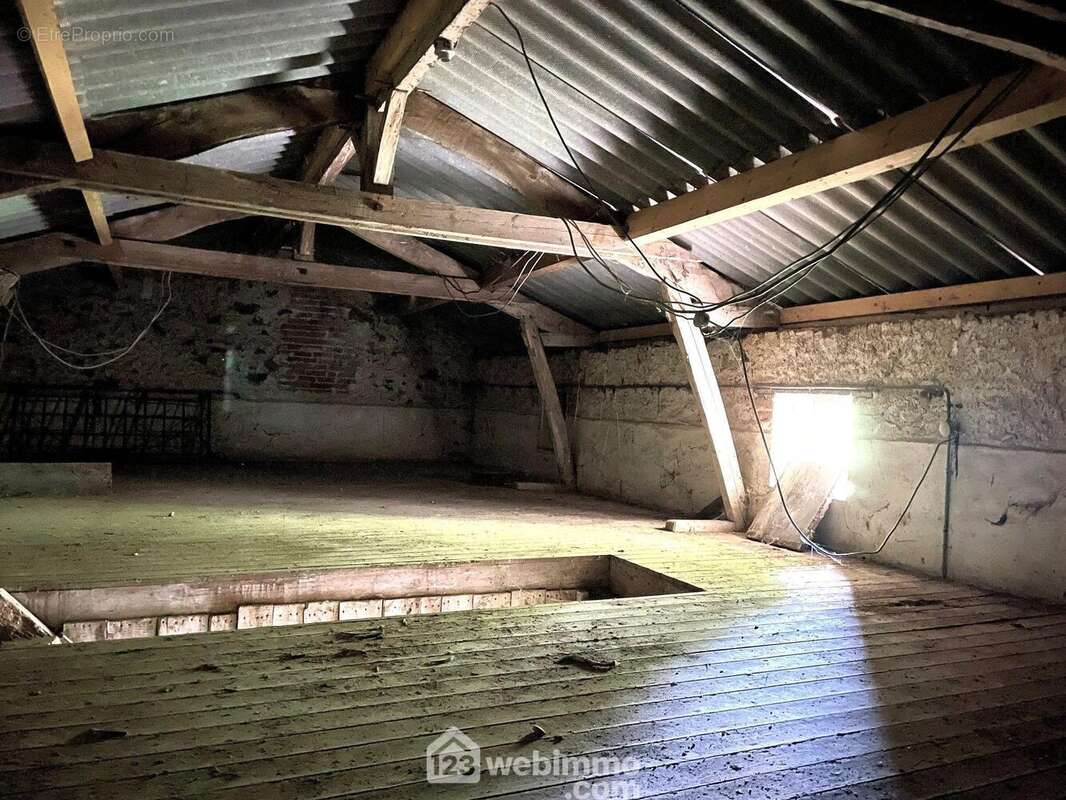 Grenier de 50 m2 aménageable en petite hauteur, - Maison à CERSAY