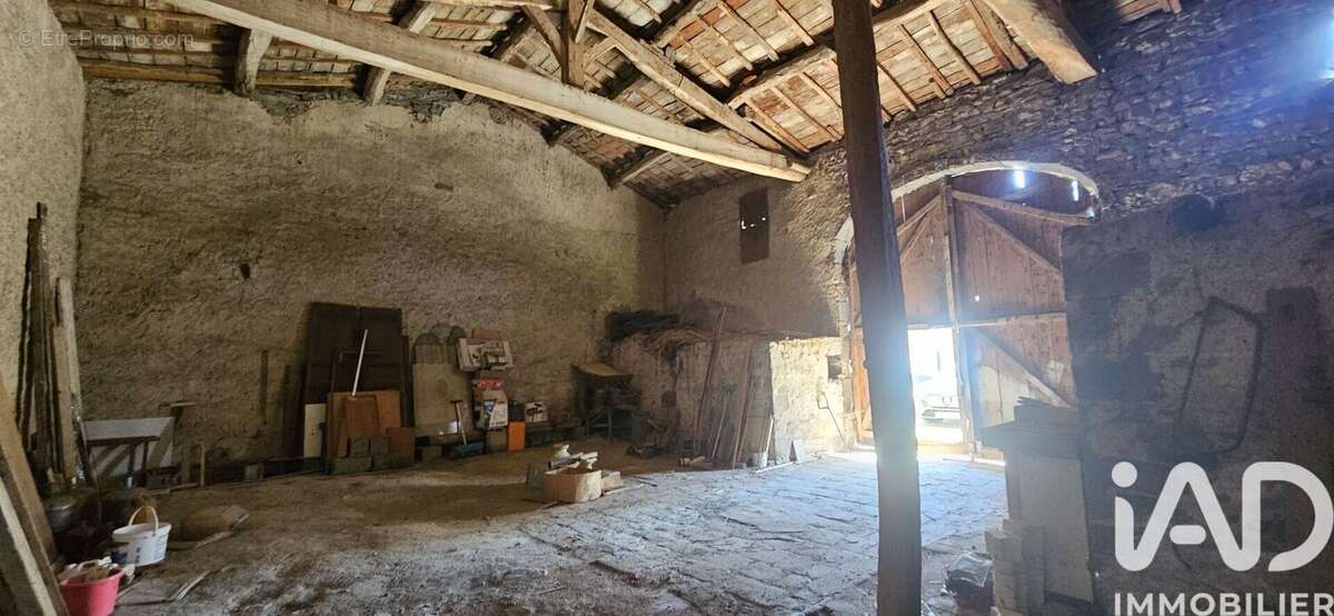 Maison 160 m² à Saint-Bonnet-Pres-Riom  - photo 3