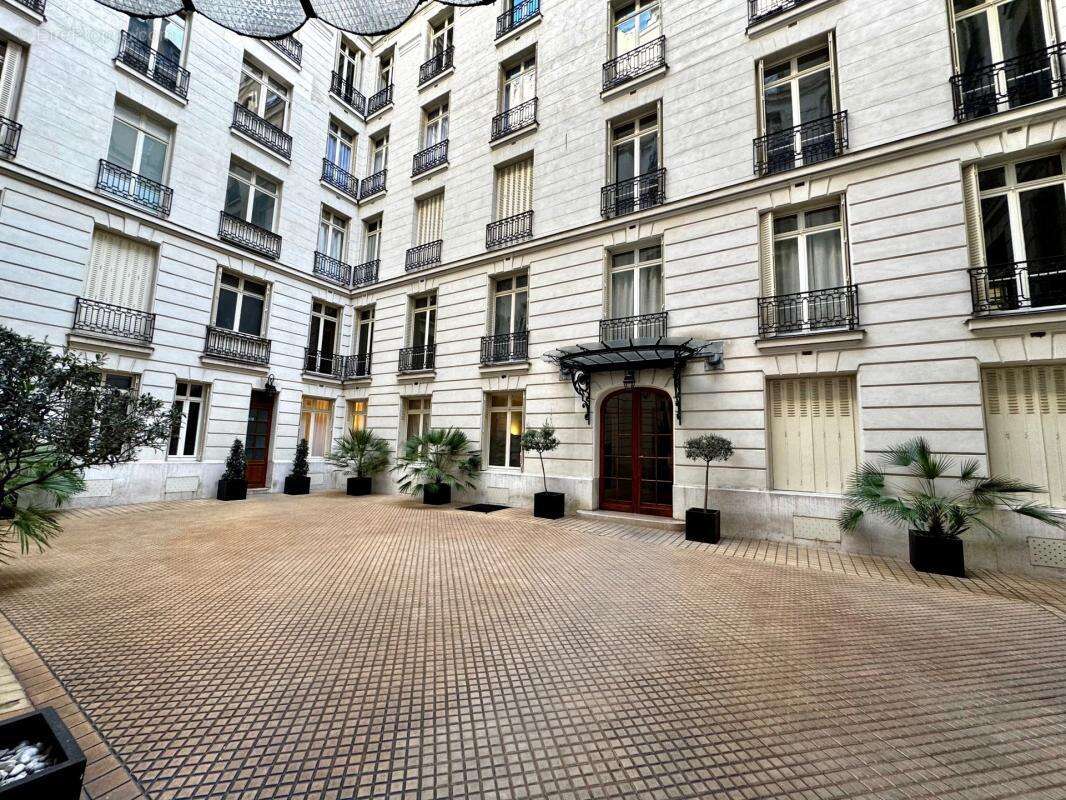 Appartement à PARIS-17E