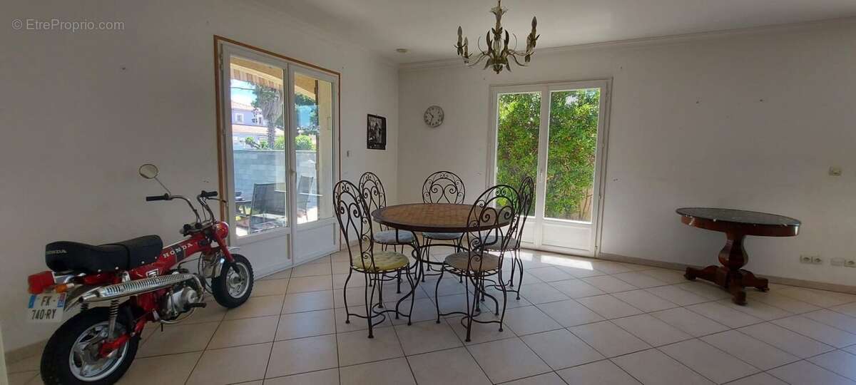 Villa de type T5 au Grau d'agde de 121m² environ sur une parcelle de 1 000m² environ. - photo 2