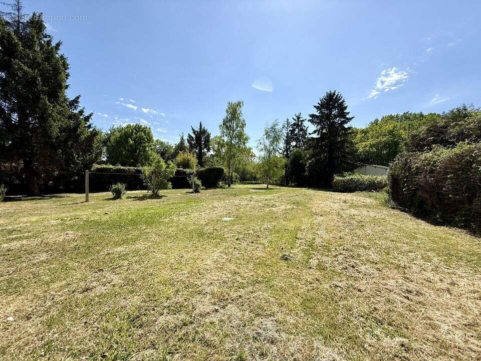 Beaux volumes et terrain de plus de 3000m² à - photo 13