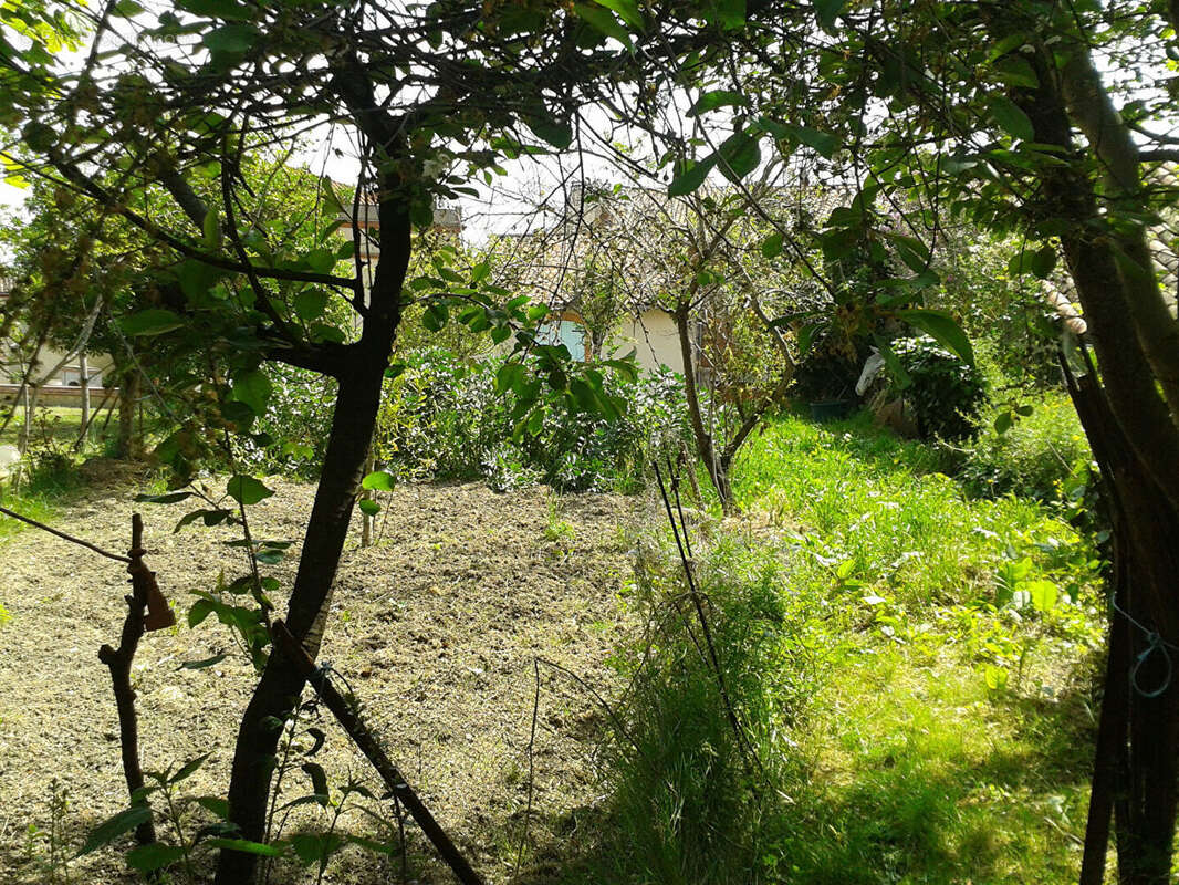 Terrain à SAINT-SULPICE-SUR-LEZE