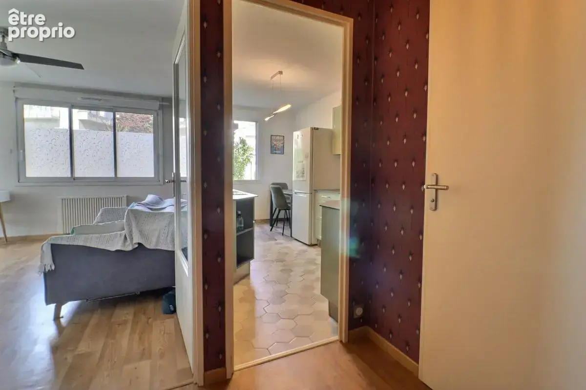 TALANT – Appartement rénové 49,39 m² avec balcon, cave et stationnement libre dans la Résidence - photo 6