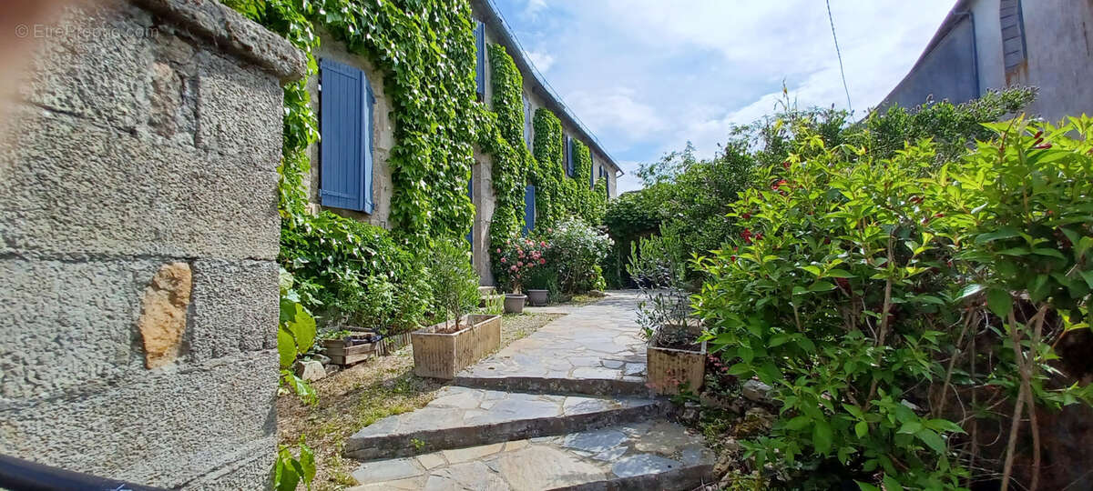 Maison à ENTRAYGUES-SUR-TRUYERE