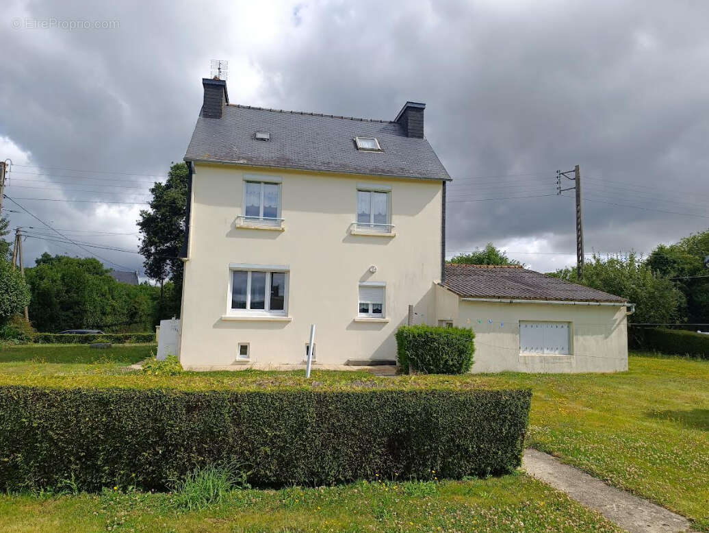 Maison à CHATEAUNEUF-DU-FAOU