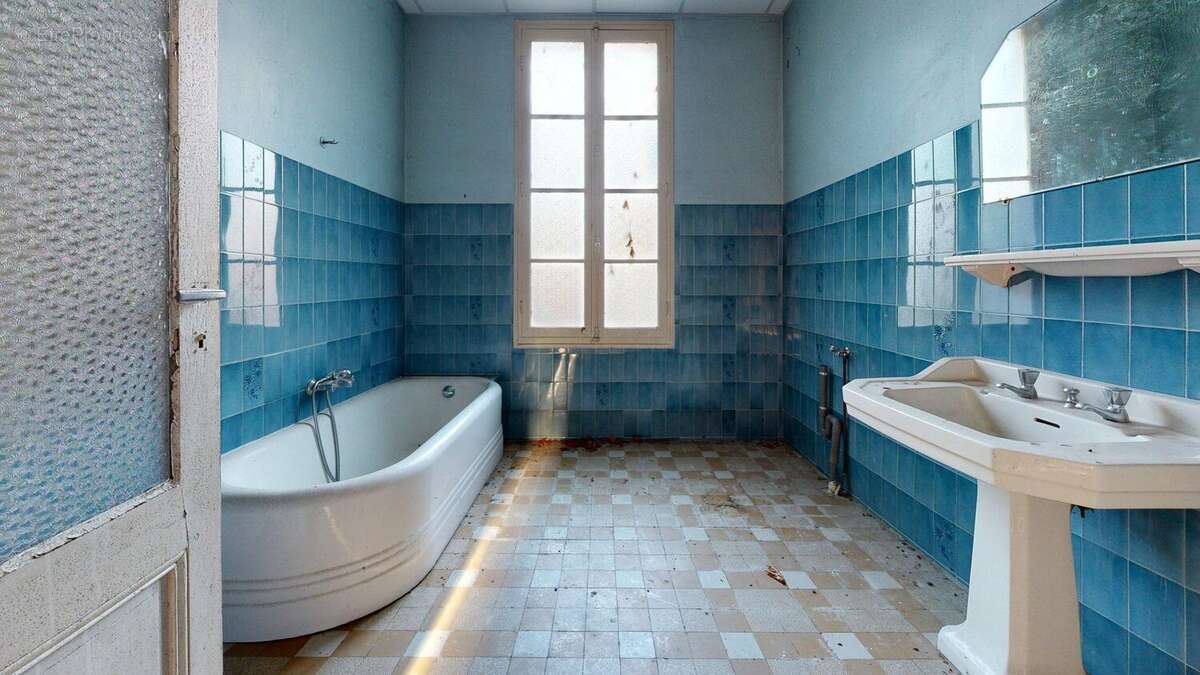 ImmeublecentrevilleBathroom - Maison à SARLAT-LA-CANEDA