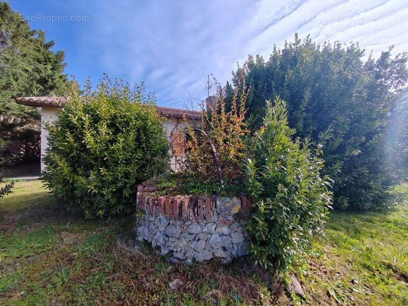 Située à MIRAMONT LATOUR, maison à rénover avec vue panoramique - photo 7