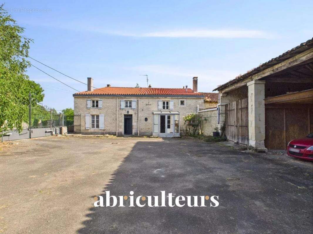 Maison à VILLENEUVE-LA-COMTESSE