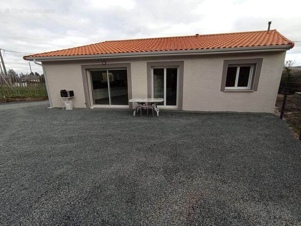 Maison à CREUZIER-LE-VIEUX