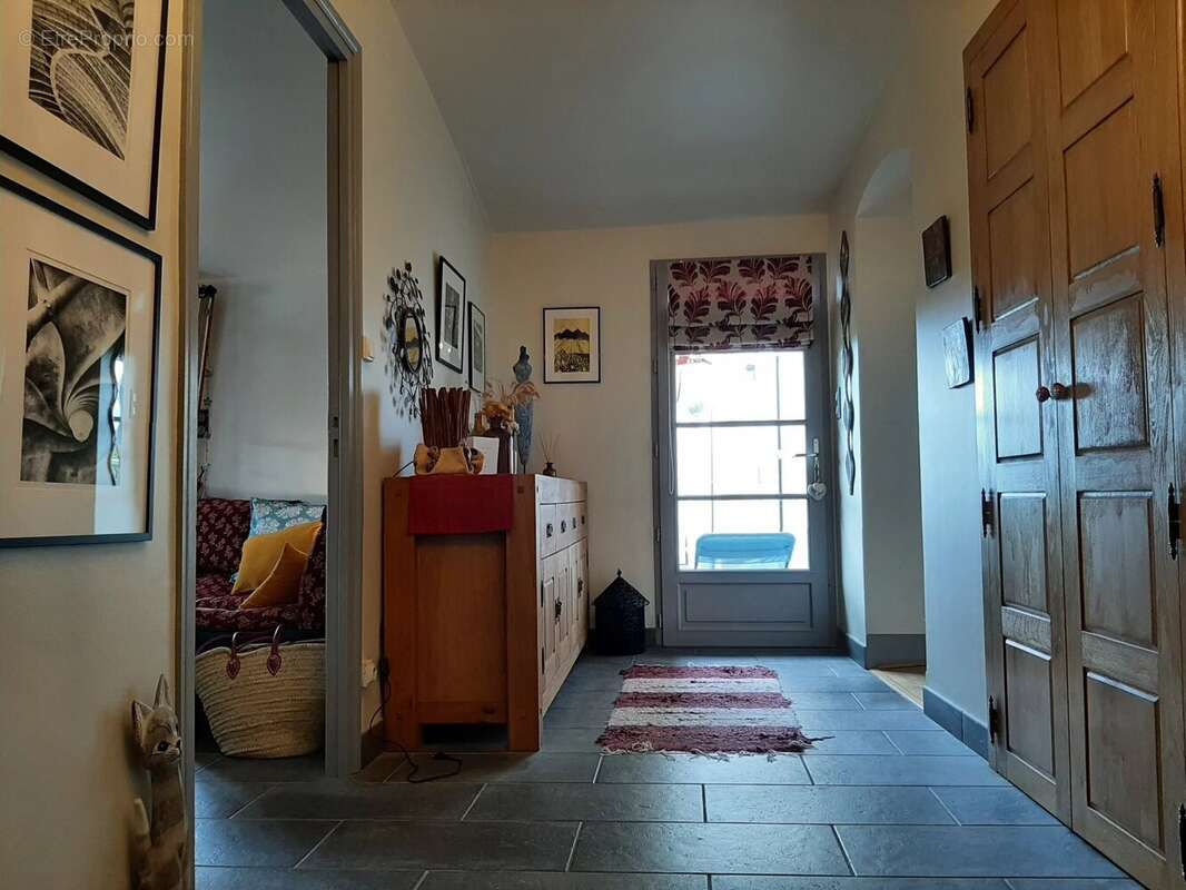 Charmante propriété de 2 chambres et 2 salles de bains à Aubeterre, avec vue exceptionnelle - photo 5